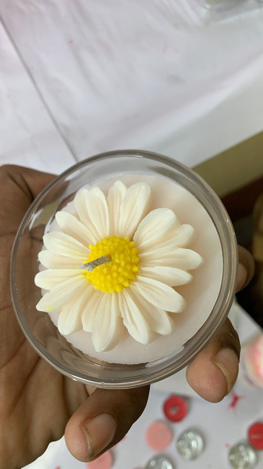 Handcrafted Daisy Flower Soy Wax Candle – Elegant Floral Decor & Gifting Piece