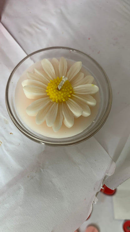 Handcrafted Daisy Flower Soy Wax Candle – Elegant Floral Decor & Gifting Piece